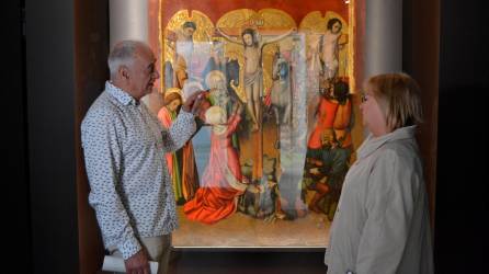 El director del Museu de Valls, Jordi París, i la regidora de Cultura, Rosa Rovira, davant de la taula de la Crucifixió del retaule de Sant Miquel Arcàngel, obra de Jaume Huguet. FOTO: Montse Plana