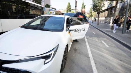 Los taxistas de Tarragona esperando en la parada de Pere Martell. Foto: Àngel Ullate