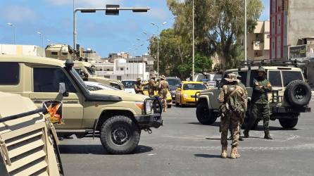 Las fuerzas de seguridad libias custodian un control tras los enfrentamientos nocturnos en Trípoli, Libia. Foto: EFE
