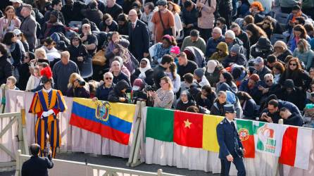 Con la plaza llena a rebosar de fieles, se espera la llegada de las delegaciones internacionales, que ocuparán un área reservada frente a la basílica. Foto: EFE