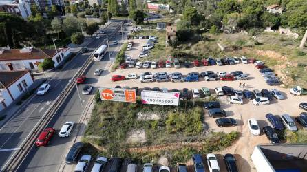 Imagen de los terrenos en los que quieren alzarse los nuevos pisos. foto: Pere Ferré/dt
