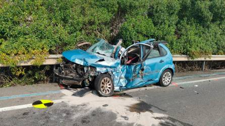 Así ha quedado el vehículo accidentado. Foto: Àngel Juanpere