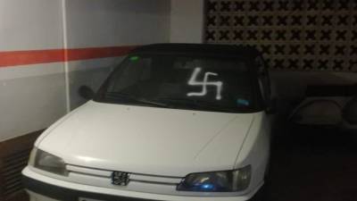 Diversos coches han aparecido pintados.