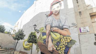 Un dels nous murals de Gandesa, amb la imatge d’una jove pagesa. foto: Joan Revillas