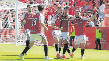 Los jugadores del Nàstic celebran un gol en el Nou Estadi. FOTO: alfredo gonzález