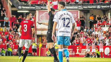 El árbitro Eder Mallo mostrándole una tarjeta a Nacho González. Foto: Nàstic de Tarragona