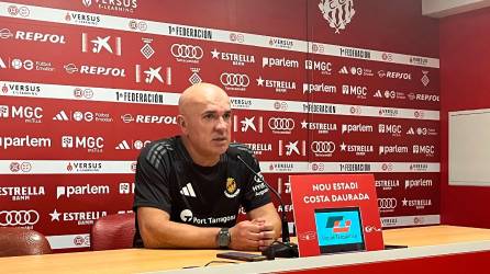 Luis César en la rueda de prensa previa a la ida ante el Real Murcia. Foto: Nàstic