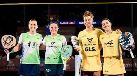 Ari Sánchez, Paula Josemaría, Bea González y Claudia Fernández, antes de su partido de semifinales en Asunción. FOTO: Premier Padel