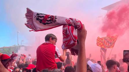 La afición ha recibido a los jugadores con cánticos, fiesta y bengalas. Foto: Vicente Izquierdo