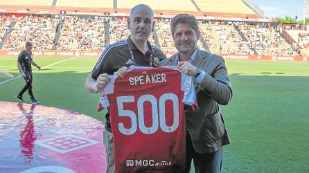 Rubén Bladé junto a Lluis Fàbregas y la camiseta conmemorativa de 500 partidos. Foto: Cedida