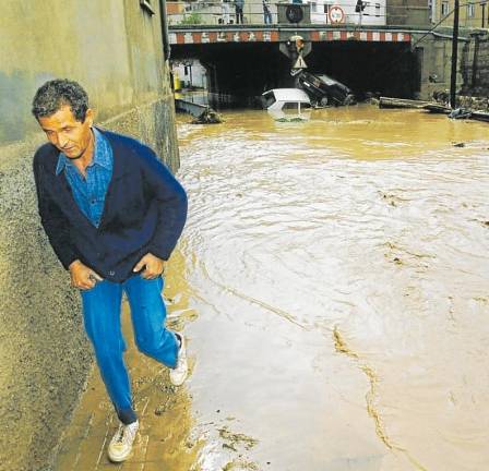 $!Un veí, passant pel pont del Serrallo el dia de la inundació. FOTO: t.morera/Arxiu DT