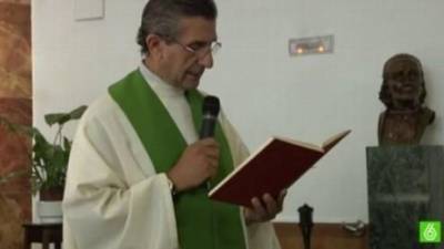 Captura de vídeo del padre Román Martínez oficiando misa, antes de ser apartado. Foto: La Sexta