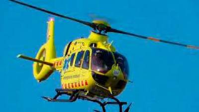 El conductor del turismo, en estado crítico, ha sido derivado al hospital Joan XXIII de Tarragona en helicóptero. FOTO: DT