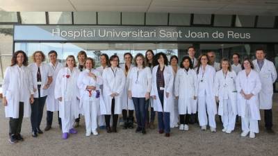 Imagen de familia de gran parte de los profesionales del servicio de Ginecología del Sant Joan. FOTO: ALBA MARINÉ