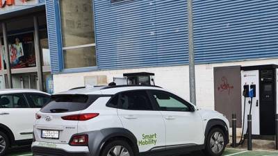 Puntos de recarga para vehículos eléctricos en el aparcamiento de sus establecimientos en Tarragona (Les Gavarres) y Roquetes, este último ya operativo.