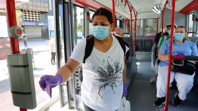 El uso de mascarillas en el transporte público seguirá siendo una obligación. Foto: Pere Ferré