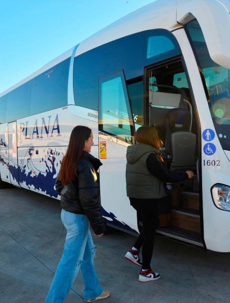 Passatgers, esperant a pujar a l’autobús. Foto: cedida Passatgers, esperant a pujar a l’autobús. Foto: cedida
