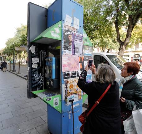 Adiós a las cabinas: Tarragona concede la licencia para su retirada de la vía pública