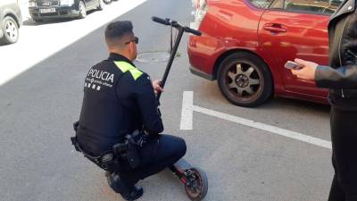 Un agente de policía con un patinete. Foto: ACN