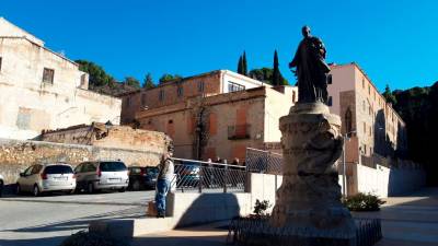 Monument a Mossèn Domingo i Sol, davant del possible emplaçament del pavelló. Foto: Ajuntament de Tortosa