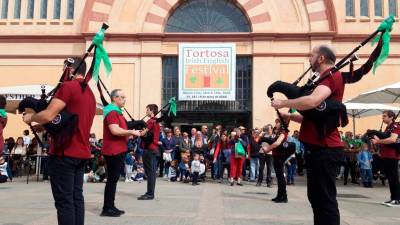 Desfilada del Tortosa Irish English Festival, davant del mercat. foto: ajuntament de Tortosa