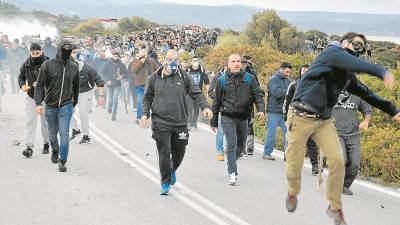 Protestas para rechazar la construcci&oacute;n de un campo de refugiados en la isla de Lesbos (Grecia). Foto: EFE