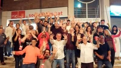 Concejales y simpatizantes del PSC celebran los diez regidores logrados. foto: CEDIDA