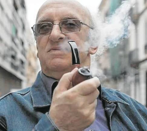 Cercano a cumpllir 90 años, Petros Márkaris continúa escribiendo sobre su querido Jaritos. Foto: Cedida/Tusquets