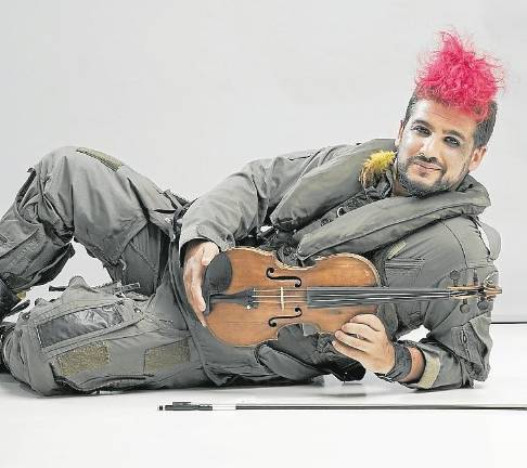 Jorge Guillén es conocido como Strad, El Violinista Rebelde. Actuará en el Palau Firal i de Congressos de Tarragona. FOTO: cedida