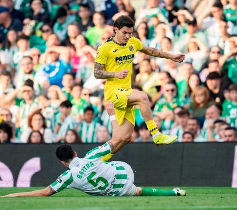 Arnau Solà salta por encima de otro tarraconense como Marc Bartra. Foto: Instagram