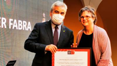 Cèsar Puig lliurant el premi a la guanyadora de l’any passat del Premi Rodon-Giró. Foto: Àngel Juanpere