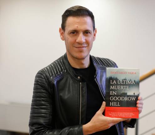 Santiago Vera con su nueva novela. Foto: Pere Ferré