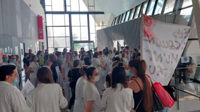 Trabajadores del Hospital de Reus protestan: «Perdemos el convenio, nos vamos al del SISCAT y algunos salimos perjudicados»
