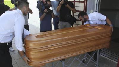 Operarios de la funeraria trasladan el féretro del expresidente de Caja Madrid Miguel Blesa, que fue incinerado. Foto: salas/efe