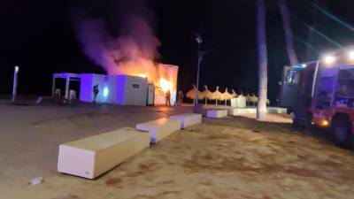 Un incendio destruye completamente un chiringuito de la playa de La Pineda