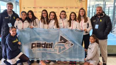 Equipo femenino de menores del Pàdel Cambrils.