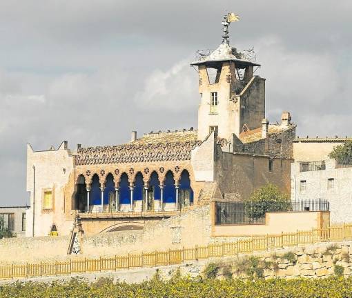 $!Cèsar Martinell creó las ‘catedrales del vino’, como la del Pinell de Brai. Foto: TVDM