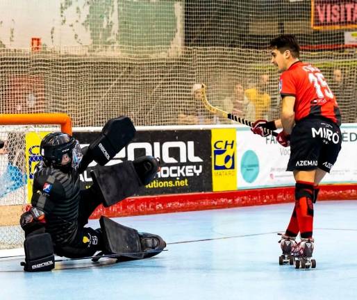 Marc Julià, en el momento de ejecutar la falta directa que supuso el 0-1 en Mataró. Foto: reus deportiu