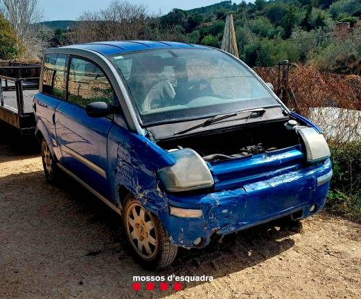 $!El coche interceptado por Mossos en una carretera interurbana entre El Perelló y Rasquera. Foto: CME