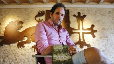 Carles Giró, ayer por la tarde con su libro ´Les 7 sales´ en Creixell, donde reside. Foto: pere ferré