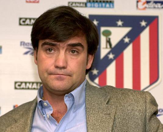 Fotografía de archivo fechada el 10 de octubre de 2000 que muestra a Marcos Alonso Mendoza durante su presentación como entrenador del Atlético de Madrid. Foto: EFE