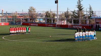 Ambos equipos guardaron antes del partido un minuto de silencio por los fallecidos en la tragedia de Valencia. foto:alba mariné