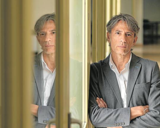 El escritor Juan Tallón vuelve con una novela que juega con la extrañeza. Foto: Laura Ortega