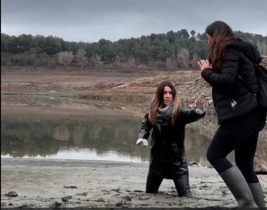 $!VÍDEO: la periodista con ‘pies de barro’ en el pantano de Riudecanyes