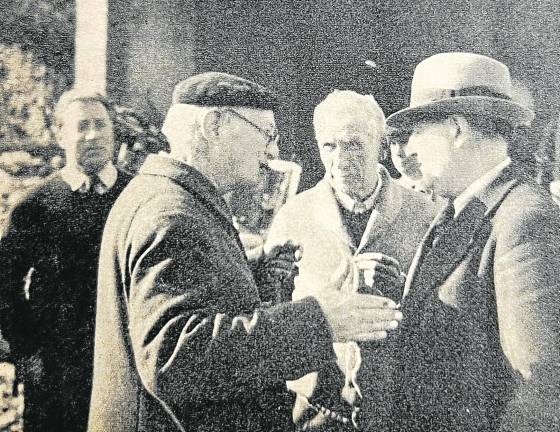 Joan Alavedra, Josep Puig i Cafadalch, Pompeu Fabra i Josep Maria de Sagarra, exiliats a Prada de Conflent, junts el Nadal de 1940. foto: Arxiu Carod-Rovira
