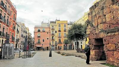 La Plaça del Fòrum, uno de los lugares de la Part Alta donde abundan los pisos turísticos, tanto ilegales como regulados. Foto: Lluís Milián