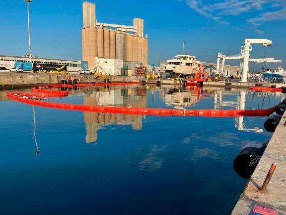 Las barreras de contención siguen instaladas este lunes. Foto: DT