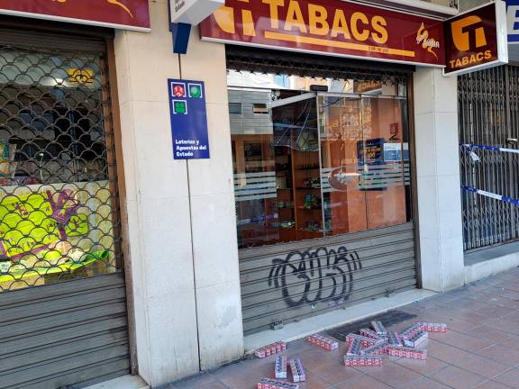 Los ladrones se han dejado en su huida cartones de tabaco en la puerta del establecimiento. Foto: Joan Boronat