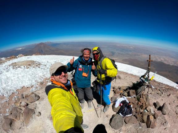 Xisco López, Òscar Cadiach y Gerard Descarrega en la cima del Chachani. FOTO: X. López