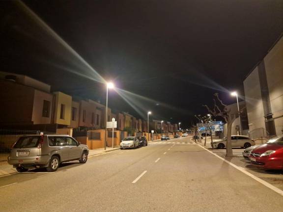 Un dels carrers amb les llums LED que ja hi ha instal·lades. Foto: Cedida